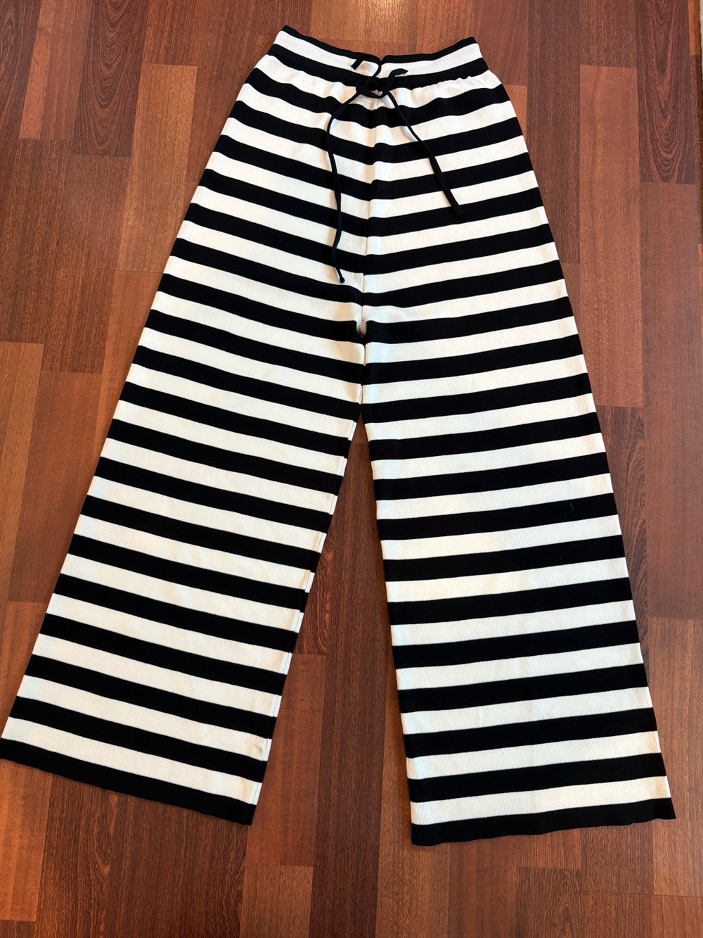 Style Mafia fine knit black and white cropped pull on pant size s/xs